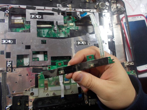 Toshiba Satellite L655D-S5095 Touchpad Button Replacement: crwdns2935265:011crwdnd2935265:03crwdnd2935265:03crwdne2935265:0