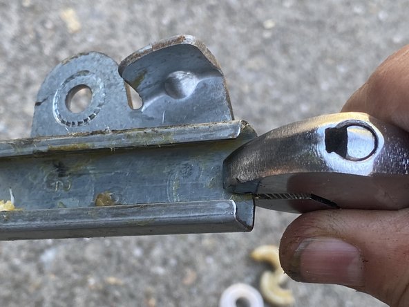1994-1999 Subaru Legacy window bushing replacement, Bend Rail to Accomodate Bushings: stap 4, afbeelding 2 van 2
