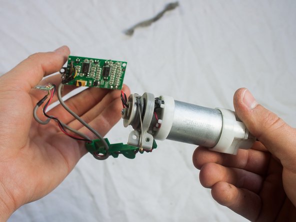 iRobot Roomba 551 Main Brush Motor Replacement: crwdns2935265:015crwdnd2935265:03crwdnd2935265:03crwdne2935265:0