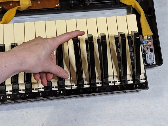 How to Replace the Keys on a Yamaha PSR-330 Piano Keyboard: step 11, image 2 of 3