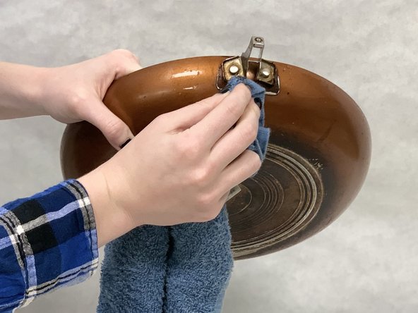 Repairing a Loose Pan Handle: crwdns2935265:03crwdnd2935265:03crwdnd2935265:03crwdne2935265:0