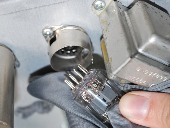 Fender 65 Twin Reverb Preamp Tube Replacement: crwdns2935265:03crwdnd2935265:02crwdnd2935265:02crwdne2935265:0