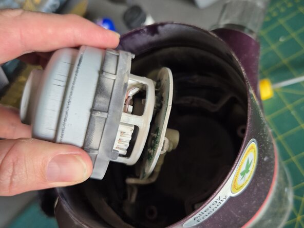 LG A9PRO Cordzero Motor Replacement, Remove motor and cover: 4 단계, 이미지 2개 중 1개