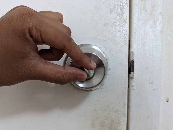 Replace a Passage Doorknob with a Privacy Doorknob: passo 12, immagine 2 di 3