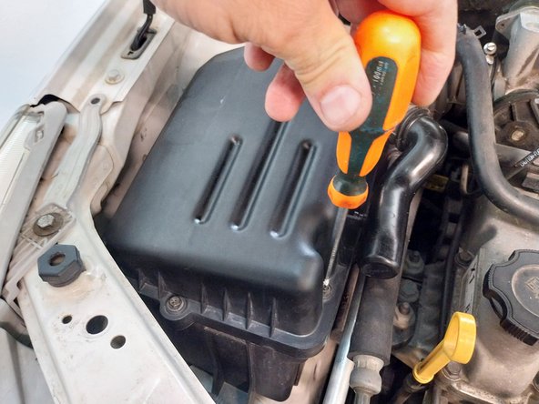 Engine Air Filter Replacement, Chevrolet Aveo 2011: 手順 8、 3の画像 2