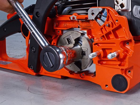 Echo Chain Saw CS4910 2020 Oiler System Replacement, Remove the clutch assembly: crwdns2935265:031crwdnd2935265:02crwdnd2935265:02crwdne2935265:0