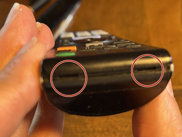 Disassembling Sony Bravia RM-YD023 Remote Control, Carefully Pry End: crwdns2935265:02crwdnd2935265:01crwdnd2935265:01crwdne2935265:0