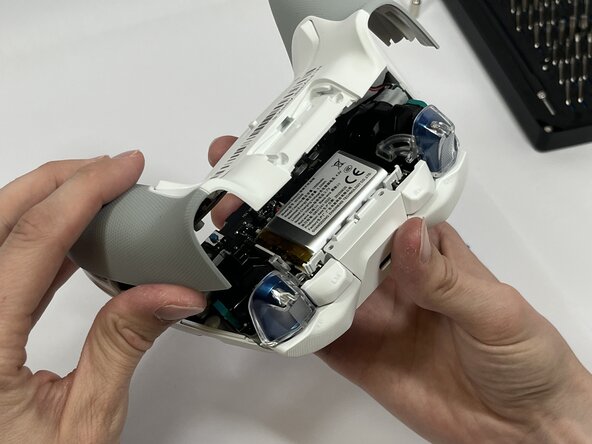 Flydigi Apex 5 Back Paddle Daughterboard Replacement: adım 6, 3 resimden 2.