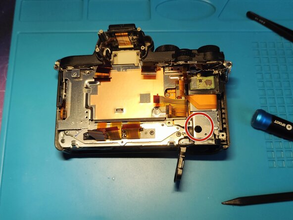 Sony A7 II Top Flex Cable replacement, Removing the grip 1: crwdns2935265:021crwdnd2935265:01crwdnd2935265:03crwdne2935265:0