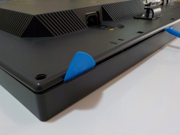 ThinkVision LT2452p Front panel button caps Fix, Unclipping the back panel: crwdns2935265:03crwdnd2935265:02crwdnd2935265:03crwdne2935265:0