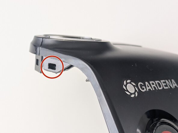 Gardena Smart Water Control: behuizing openen, Schroevendraaier insteken: stap 4, afbeelding 3 van 3