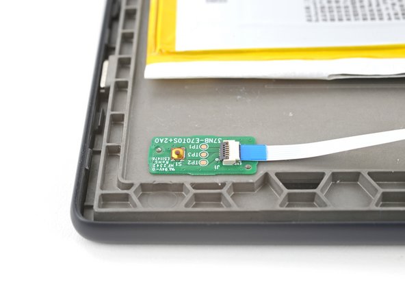 Comment appliquer l'adhésif du circuit imprimé du bouton de marche et de la nappe d'interconnexion dans votre liseuse Kobo Libra, Fixer le circuit imprimé du bouton de marche: étape 8, image 2 de 3