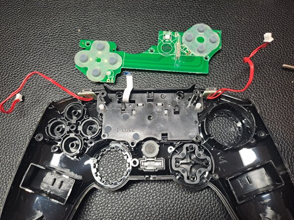 Nacon Asymmetric Wireless PS4 Controller Teardown, Unscrew the board holding the buttons: crwdns2935265:06crwdnd2935265:02crwdnd2935265:03crwdne2935265:0