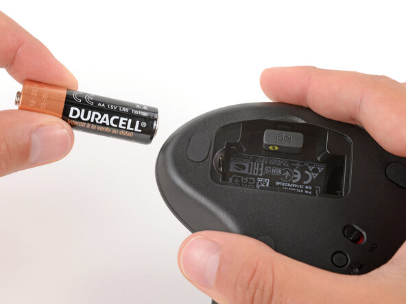 Logitech Ergo M575S Battery Replacement, Remove the battery: crwdns2935265:03crwdnd2935265:03crwdnd2935265:03crwdne2935265:0