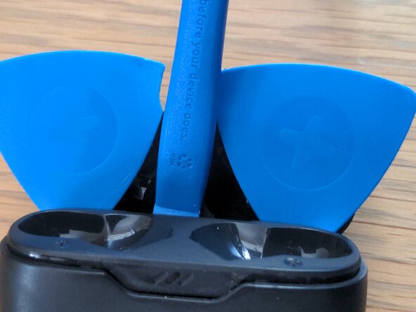 JBL Wave Beam Case Disassembly, Lift out the internals: crwdns2935265:03crwdnd2935265:01crwdnd2935265:01crwdne2935265:0