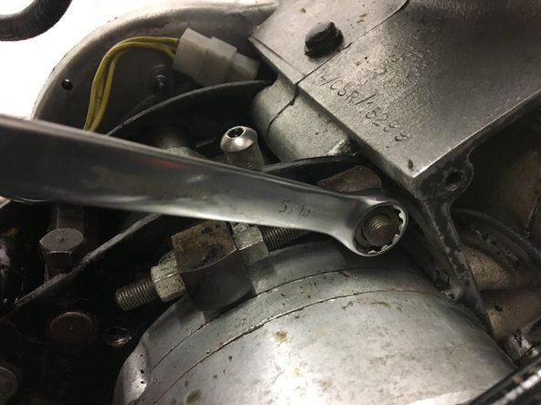 AJS/Matchless Lightweight Gearbox Overhaul, Remove gearbox tensioner: crwdns2935265:06crwdnd2935265:02crwdnd2935265:03crwdne2935265:0