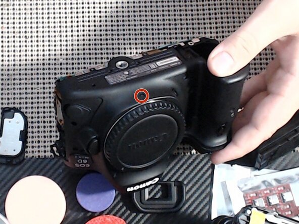 Canon EOS 6D Mark II DC/DC Power Board Replacement, Remove front screws: passo 11, imagem 2 %32