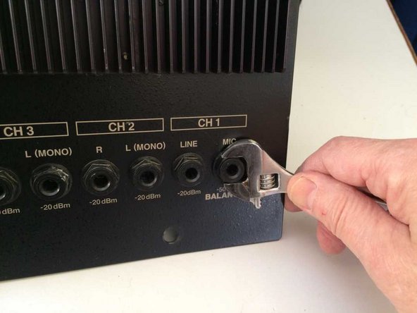 Roland KC-300 Stereo Mixing Keyboard Amplifier Disassembly, Jack board removal: crwdns2935265:07crwdnd2935265:02crwdnd2935265:03crwdne2935265:0