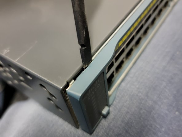 Cisco Catalyst 2975 network switch cooling fan replacement, Remove face plate with spudger: stap 6, afbeelding 2 van 3