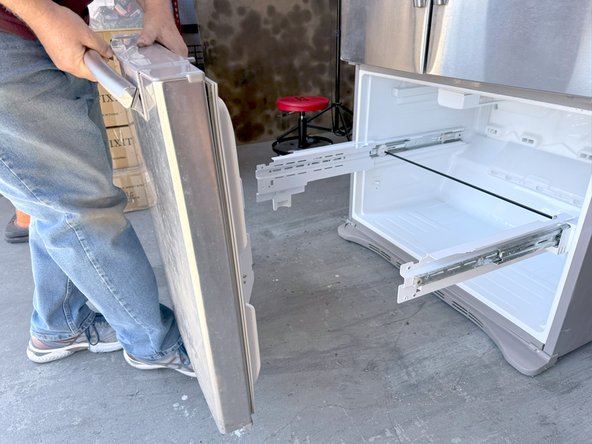 Samsung Older French Door Refrigerator Freezer Drawer Replacement, Remove the drawer front: crwdns2935265:06crwdnd2935265:03crwdnd2935265:03crwdne2935265:0