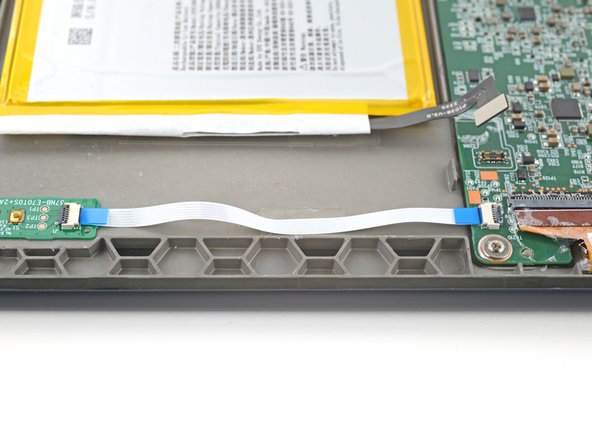 Comment appliquer l'adhésif du circuit imprimé du bouton de marche et de la nappe d'interconnexion dans votre liseuse Kobo Libra: étape 9, image 2 de 2