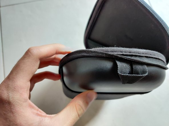 Bose QuietComfort 35 Case Zipper Replacement, Exposing the seam: crwdns2935265:03crwdnd2935265:03crwdnd2935265:03crwdne2935265:0