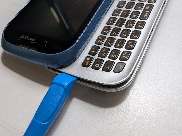 LG Extravert 2 Teardown, Take off the back panel: crwdns2935265:05crwdnd2935265:02crwdnd2935265:03crwdne2935265:0