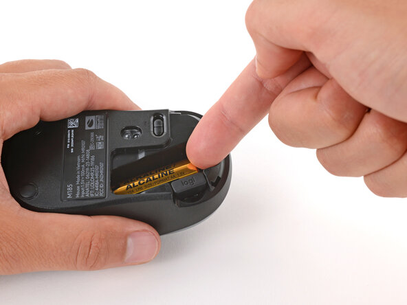 Logitech M185 Battery Replacement, Remove the battery: crwdns2935265:03crwdnd2935265:01crwdnd2935265:03crwdne2935265:0
