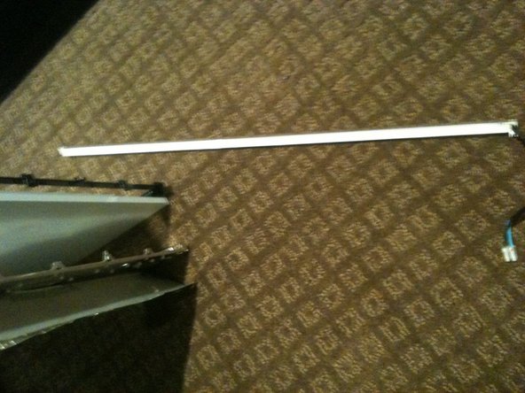 Removing CCFL from iMac 20in LCD CCFL assembly: crwdns2935265:021crwdnd2935265:03crwdnd2935265:03crwdne2935265:0