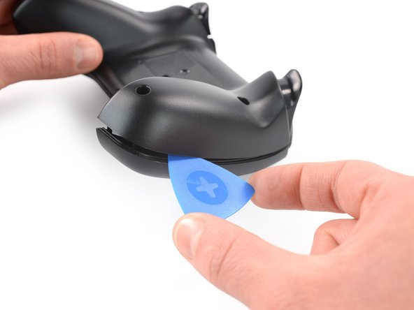 SteelSeries Nimbus+ Triggers Replacement, Insert an opening pick: crwdns2935265:06crwdnd2935265:02crwdnd2935265:02crwdne2935265:0