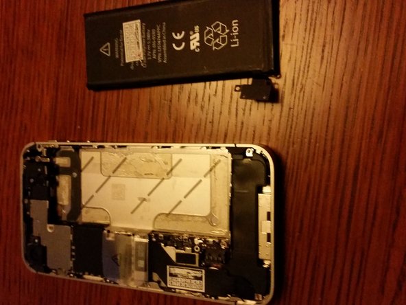 i Phone 4s Screen Replacement, Remove Battery: crwdns2935265:05crwdnd2935265:03crwdnd2935265:03crwdne2935265:0