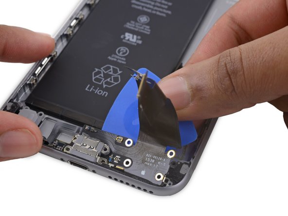 iPhone 6s Plus Lightning 接口和耳机插口: 步骤 66 中的图像 2，2