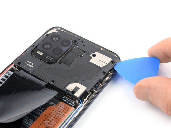 Xiaomi Mi 10 Lite Screen Replacement, Pry up the motherboard cover: crwdns2935265:09crwdnd2935265:02crwdnd2935265:03crwdne2935265:0