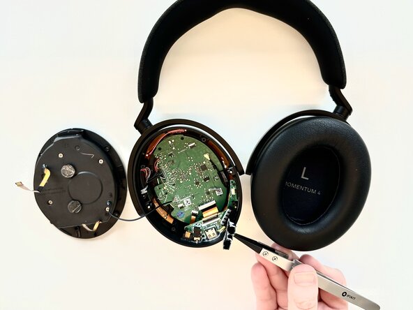 Sennheiser Momentum 4 I/O Board Replacement: crwdns2935265:05crwdnd2935265:02crwdnd2935265:02crwdne2935265:0