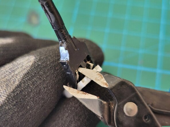 Removing the USB connector from a moulded cable, Removing the plastic completely: 4 단계, 이미지 2개 중 2개