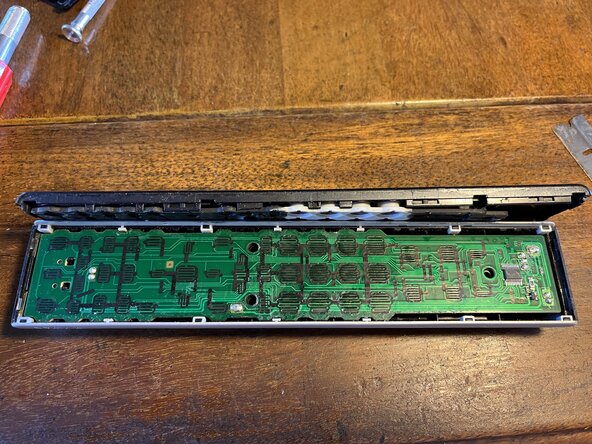 Disassembling Sony Bravia RM-YD023 Remote Control, Unlatch Side: crwdns2935265:03crwdnd2935265:02crwdnd2935265:03crwdne2935265:0