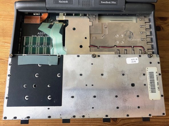 PowerBook 190cs teardown, keyboard removal: passo 4, immagine 3 di 3