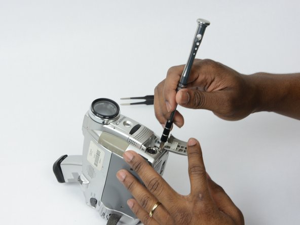 Canon ZR70MC LCD Component Replacement: crwdns2935265:04crwdnd2935265:02crwdnd2935265:03crwdne2935265:0