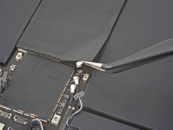 iPad Pro 11" 2nd Gen Logic Board Replacement, Disconnect the bottom right Wi-Fi antenna cable: crwdns2935265:064crwdnd2935265:02crwdnd2935265:03crwdne2935265:0