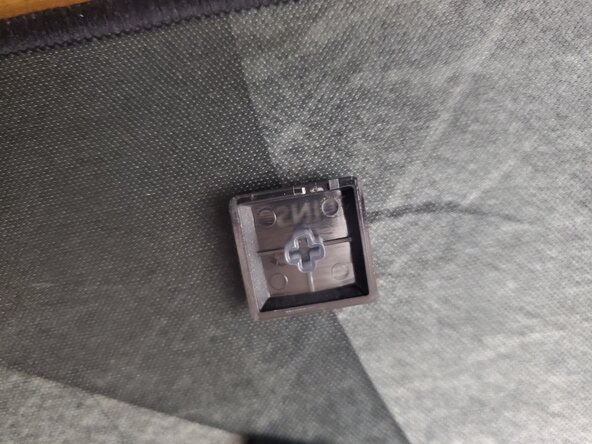 Disassembling Logitech G515 Lightspeed TKL, Remove keycaps: adım 1, 2 resimden 2.