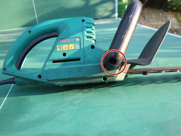 Bosch AHS 40 Heckenscher Messer gerade biegen, Griff demontieren: Schritt 1, Bild 1 von 3