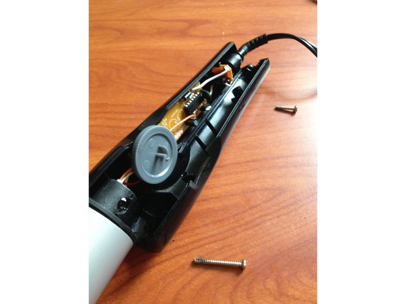 Revlon RVIR1008 Disassembly, Remove the bottom of the handle.: crwdns2935265:06crwdnd2935265:03crwdnd2935265:03crwdne2935265:0