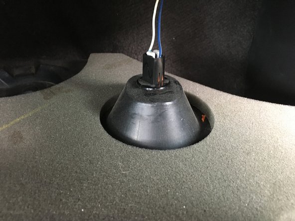 2000-2007 Chevrolet Monte Carlo Glove Compartment Door Removal, Passenger Side Kick Panel Light: crwdns2935265:00crwdnd2935265:01crwdnd2935265:03crwdne2935265:0
