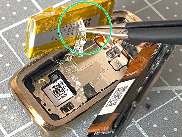 Fitbit Luxe Teardown, Lifting the Screen and Battery: crwdns2935265:03crwdnd2935265:02crwdnd2935265:03crwdne2935265:0