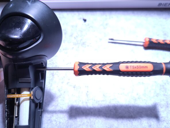 Valve Index Controller Right Index Controller Battery Replacement, Unscrew the housing: crwdns2935265:03crwdnd2935265:03crwdnd2935265:03crwdne2935265:0