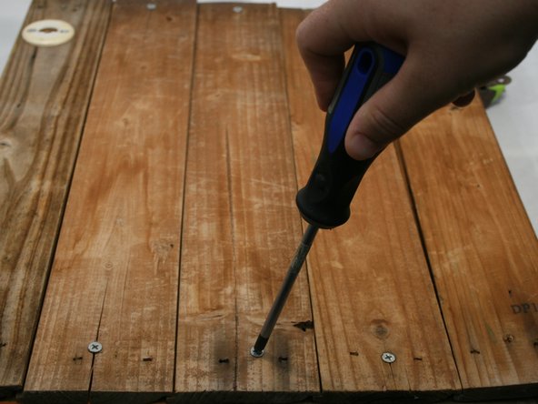 How to Repair a Broken Playhouse Door: crwdns2935265:06crwdnd2935265:03crwdnd2935265:03crwdne2935265:0