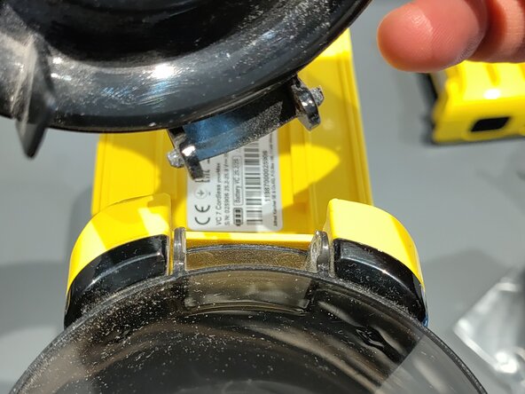 Kärcher VC 7 Cordless yourMax Staubbehälter-Deckel ersetzen, alten Deckel herausnehmen: Schritt 3, Bild 3 von 3