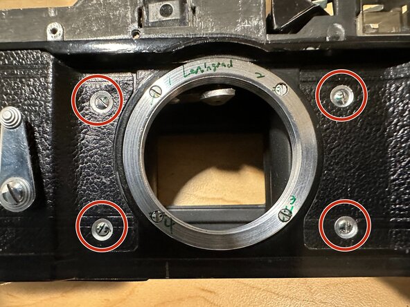 Cleaning & lubricating a GOMZ Leningrad, Remove the chassis: crwdns2935265:06crwdnd2935265:01crwdnd2935265:03crwdne2935265:0