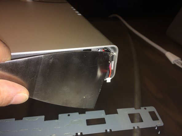 Apple Cinema HD Display 30" Teardown, Ouvrir les fermoirs: crwdns2935265:09crwdnd2935265:02crwdnd2935265:03crwdne2935265:0