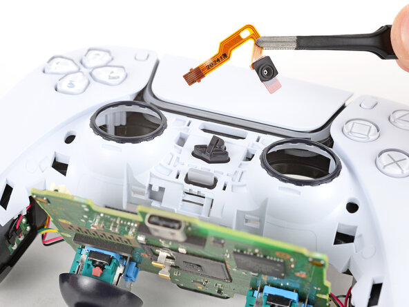 DualSense Controller V5 Microphone Replacement, Remove the upper microphone: crwdns2935265:027crwdnd2935265:02crwdnd2935265:02crwdne2935265:0